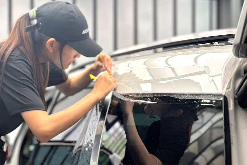 車體包膜施作中，圖片由VSN車體包膜提供