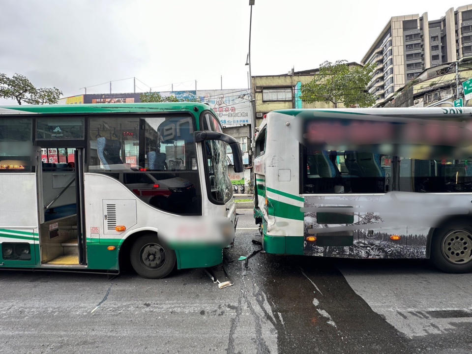 新北市新莊區中正路與公園一路口17日發生兩公車追撞事故，造成3 名乘客受傷送醫。（翻攝照片）