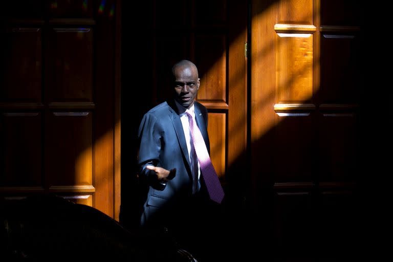 El presidente de Haití Jovenel Moïse en la puerta de su casa en Petion-Ville, un suburbio de Puerto Príncipe, Haití. Moïse (AP Foto/Dieu Nalio Chery, Archivo)