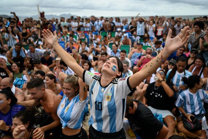 TOPSHOT - Fans of Argentina react while watching the live broadcast of the Qatar 2022 World Cup final football match between France and Argentina at the Copacabana beach in Rio de Janeiro, Brazil, on December 18, 2022. (Photo by MAURO PIMENTEL / AFP) (Photo by MAURO PIMENTEL/AFP via Getty Images)