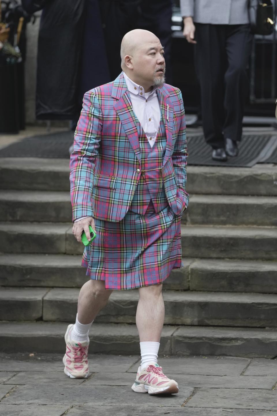 El músico Wyman Wong llega a la misa conmemorativa para la fallecida diseñadora Vivienne Westwood en la Catedral de Southwark, en Londres, el jueves 16 de febrero de 2023. (Foto AP/Kin Cheung)