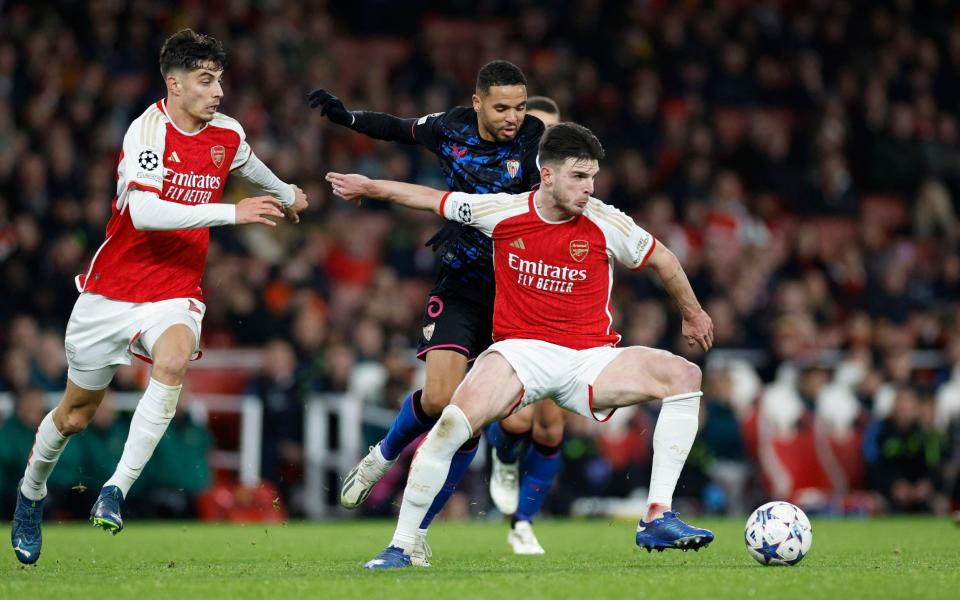 Declan Rice shields the ball from Sevilla's Youssef En-Nesyri