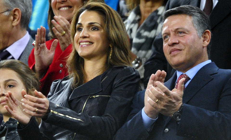 Rania y su. marido, el rey Abdalá en un partido de La Liga en una de sus visitas a España. (AP Photo/Manu Fernandez)