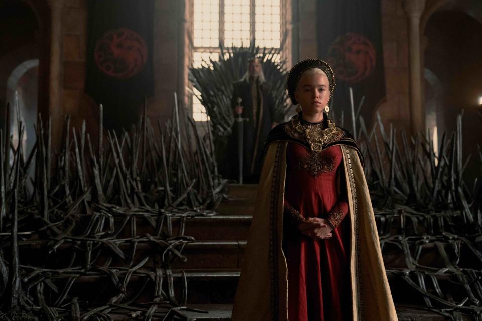 Kann Prinzession Rhaenyra Targaryen (Milly Alcock) selbst den eisernen Thron besteigen - obwohl sie ein Mädchen ist?  (Bild: 2022 Home Box Office, Inc. All rights reserved HBO®)