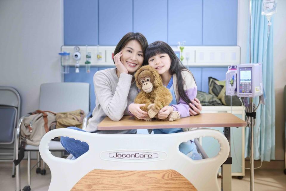 曾沛慈（左）在新作《​​BIG》中飾演獨自照顧罹癌女兒的單親母親。米倉影業提供