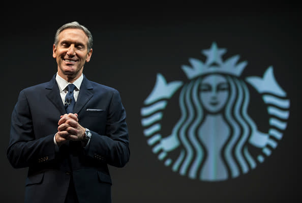 <p>Howard Schultz ad di Starbucks – Nato nelle case popolari, Schultz può studiare grazie a una borsa di studio per il football americano. Laureato alla University of Northern Michigan, rileva una caffetteria della catena Starbucks, che all'epoca aveva solo 60 negozi. Oggi vi sono 16.000 negozi in tutto il mondo. </p>