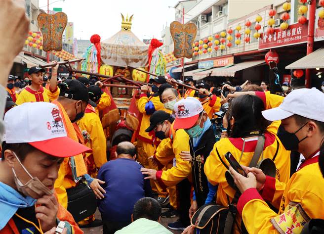 因疫情停止2年後，今年奉天宮恢復開放民眾鑽轎腳，現場大排長龍。（呂妍庭攝）