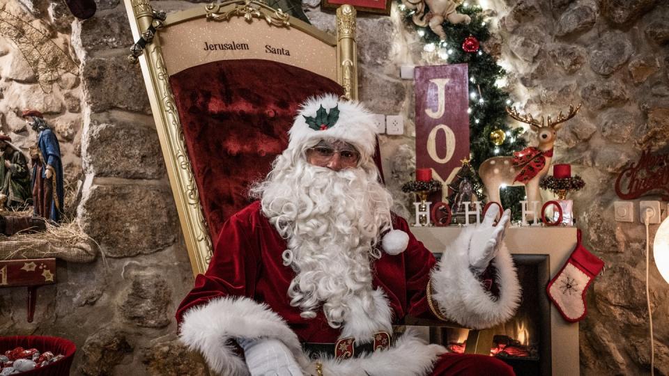 Issa Kassissieh als Weihnachtsmann in seinem Haus in Jerusalem.