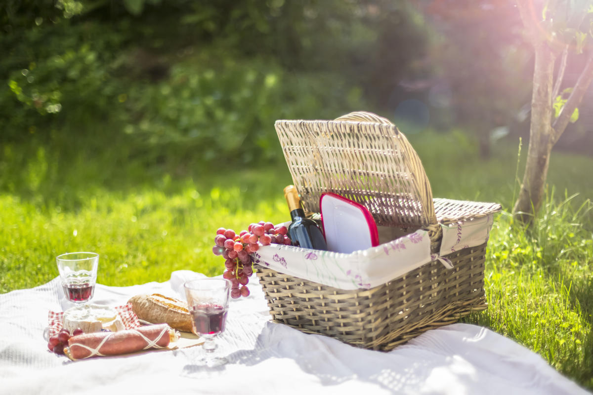 4 Person Wicker Picnic Basket Set, Waterproof Blanket Picnic Blankets