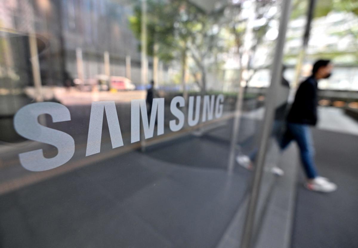 Samsung is reviewing its mobile division after sharp decline in handheld  sales -  News