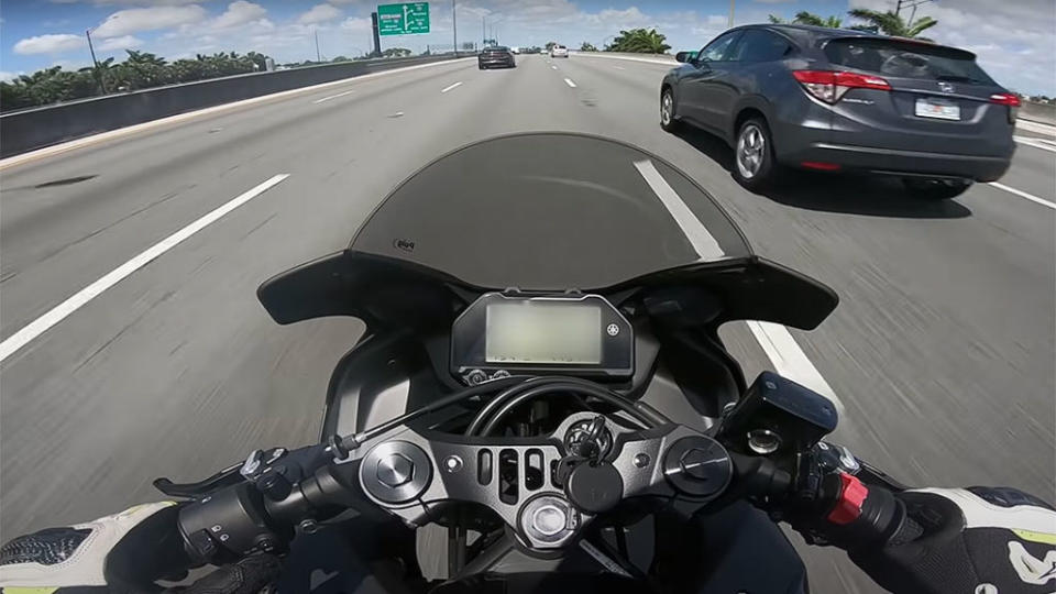 騎士的車速看起來不慢，一直跟著前面的Charger也有可能構成被攔停的理由，但直接煞車讓對方撞上並非優先選擇的處理方式。（圖片來源：Youtube：Hyped Life）