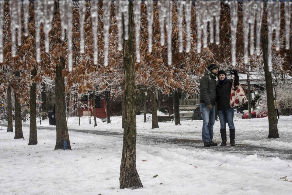 A couple takes a "selfie" following an ice storm in Toronto, December 22, 2013. REUTERS/Mark Blinch (CANADA - Tags: ENVIRONMENT)
