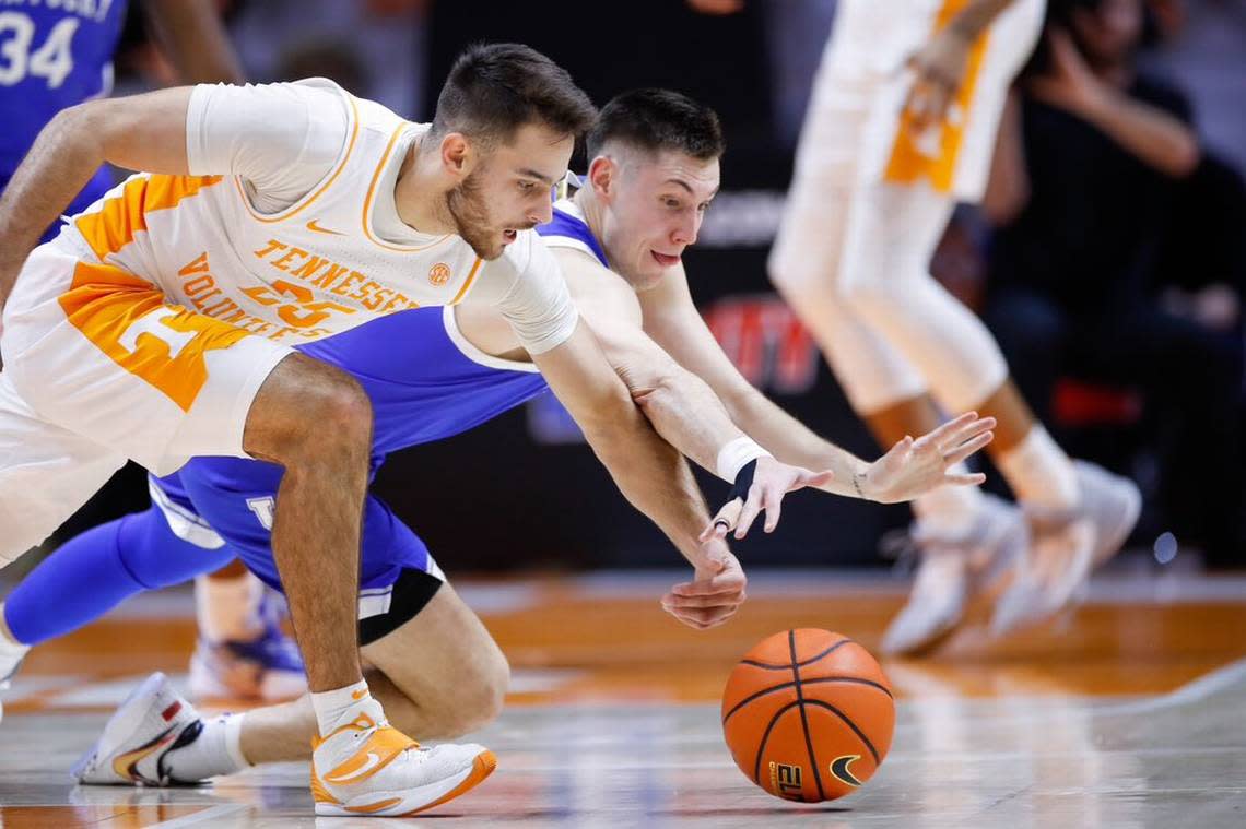 Kentucky’s CJ Fredrick, right, battles for the ball with Santiago Vescovi during his team’s game against Tennessee on Saturday in Knoxville, Tenn.