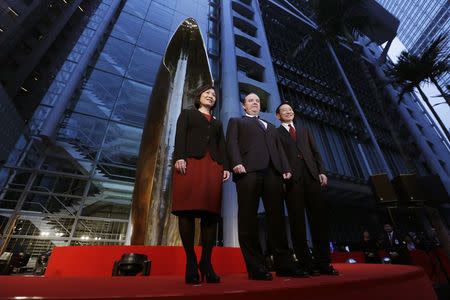 HSBC Greater China CEO Helen Wong (L-R), Group CEO Stuart Gulliver and Asia Pacific CEO Peter Wong pose in front of a sculpture that was unveiled outside the bank's headquarters in Hong Kong, March 3, 2015. REUTERS/Bobby Yip