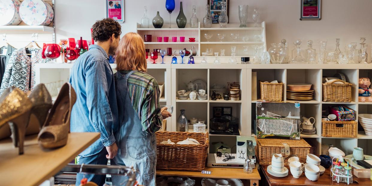 Eine Amerikanerin erwirbt in einem Secondhandladen eine Vase, die sich als einzigartiges Sammlerstück entpuppt (Symbolbild)<span class="copyright">Getty Images/SolStock</span>