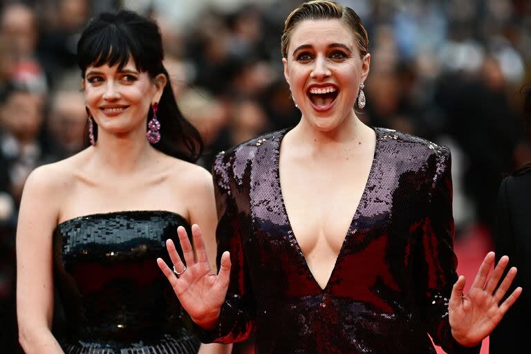 La actriz francesa Eva Green y la directora estadounidense Greta Gerwig se motraron muy divertidas durante su llegada a la ceremonia de apertura de la edición número 77 del Festival de Cannes. Las dos mujeres forman parte del jurado del evento 