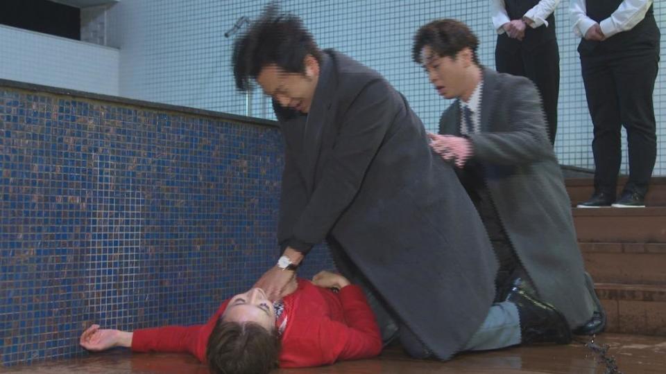 張書偉劇中為搶救羅巧倫，對她做CPR。（圖／民視提供）