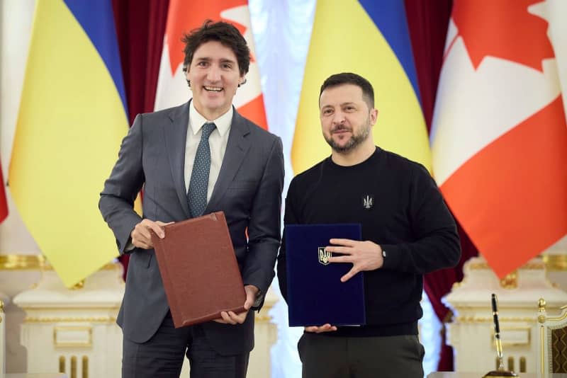 Ukrainian President Volodymyr Zelensky (R) and Canadian Prime Minister Justin Trudeau reacts as they hold signed agreements on the 2nd anniversary of the Russian invasion of Ukraine at Mariyinsky Palace. -/Planet Pix via ZUMA Press Wire/dpa