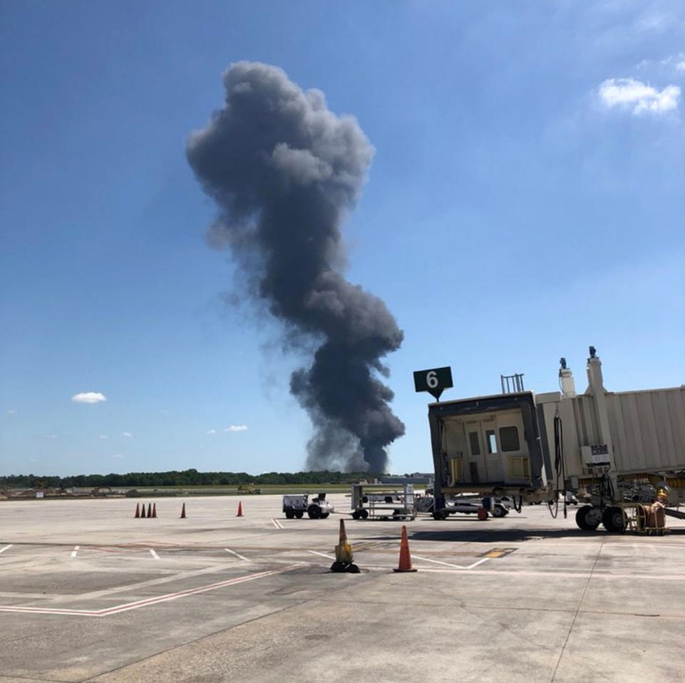 Desde el aeropuerto se puede ver la humareda del avión estrellado. TWITTER/@CHEYENNEJANIECE/via REUTERS