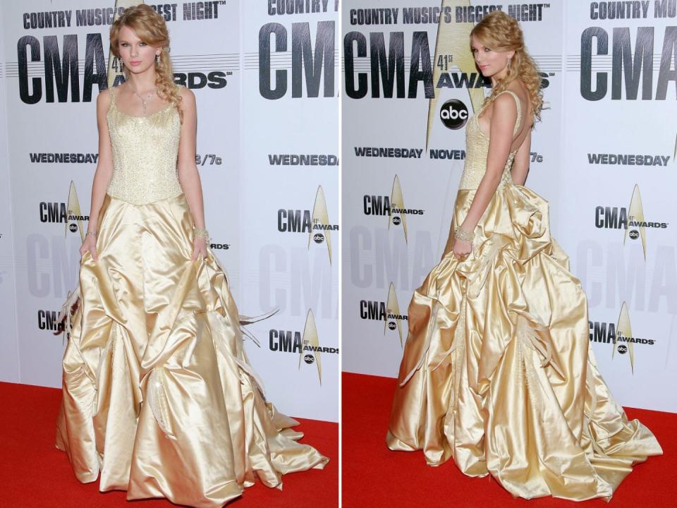 Taylor Swift attends the 2007 CMA Awards.