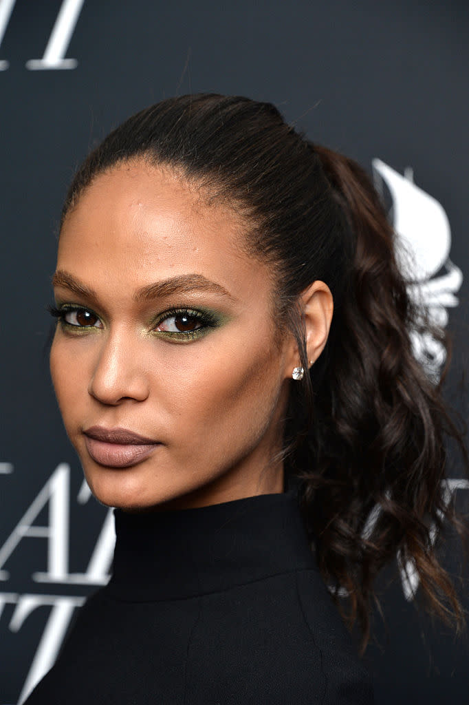 Joan Smalls wore a green liner look that would have fit in in the early 2000s. (Photo: Getty)