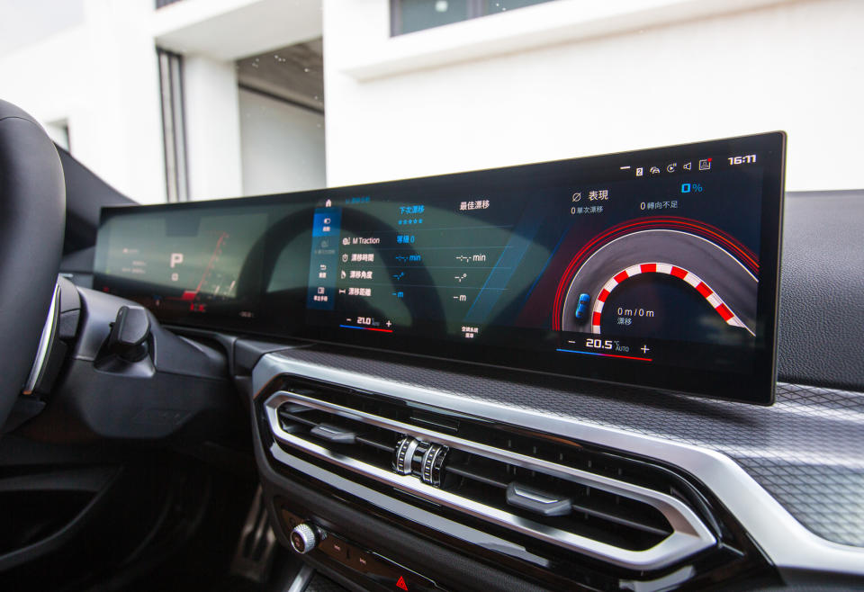 懸浮式曲面螢幕及全新BMW iDrive 8.0使用者互動介面，車輛資訊以BMW M專屬的視覺設計，清楚地呈現在12.3吋虛擬數位儀錶與14.9吋中控觸控螢幕上。