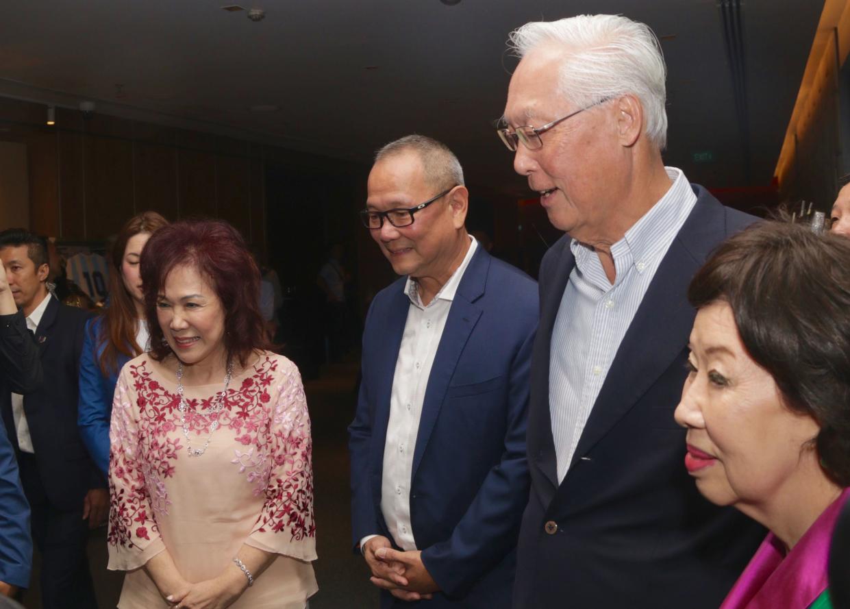 (From left) Lina Chiam, Ang Peng Siong, Emeritus Senior Minister Goh Chok Tong and his wife at the Chiam See Tong Sports Fund gala dinner. (PHOTO: Dhany Osman/Yahoo News Singapore)