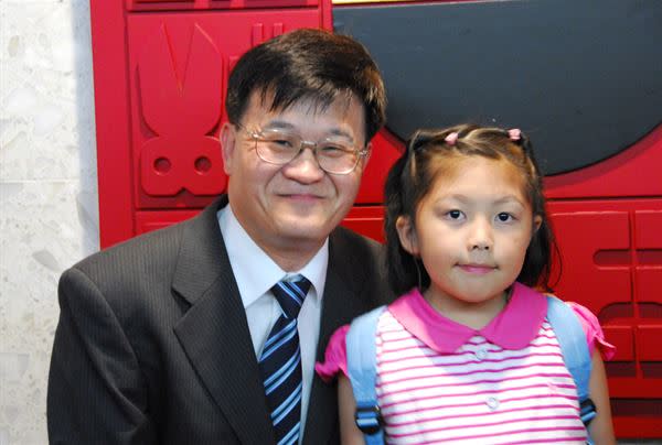 2006年5月，7歲的梓惠和吳哲民醫師。（圖片／山谷文教出版社提供）