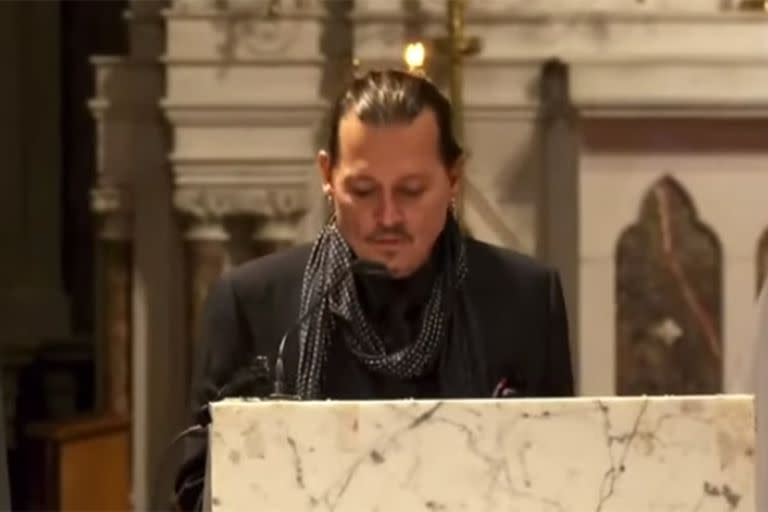 Depp leyó la primera Oración de los Fieles, con la que todos los presentes encomendaron a Dios el alma de MacGowan