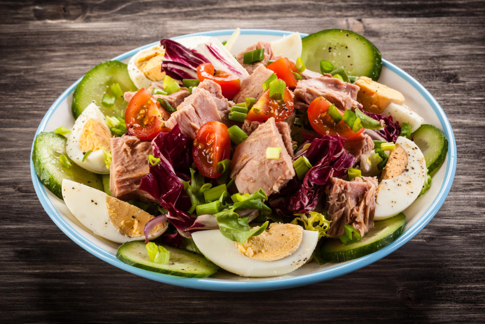 Ensalada con atún, huevos duros, tomates, lechuga, pepino y cebolla. La mezcla de ingredientes potencia lo bueno y 'enmascara' lo malo del atún. (Foto: Getty)