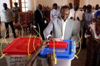 Presidential candidate Anicet-Georges Dologuele votes during the second round presidential and legislative elections in Bangui, Central African Republic, February 14, 2016. REUTERS/Siegfried Modola