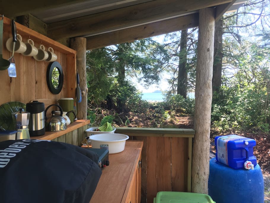 <p>You can even prepare more complex meals outside using the outdoor kitchen. (Airbnb) </p>