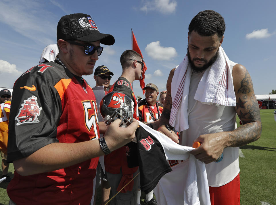 Tampa Bay Buccaneers wide receiver Mike Evans (R) will play “Madden” and “Fortnite” to raise money for the families of the gamers killed on Sunday in Jacksonville. (AP)