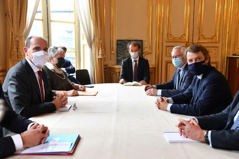 Le maire de Troyes et président de l'association des maires de France (AMF) François Baroin (D) lors d'une rencontre avec le Premier ministre Jean Castex (G), le 30 septembre 2020 à Paris - Alain JOCARD © 2019 AFP