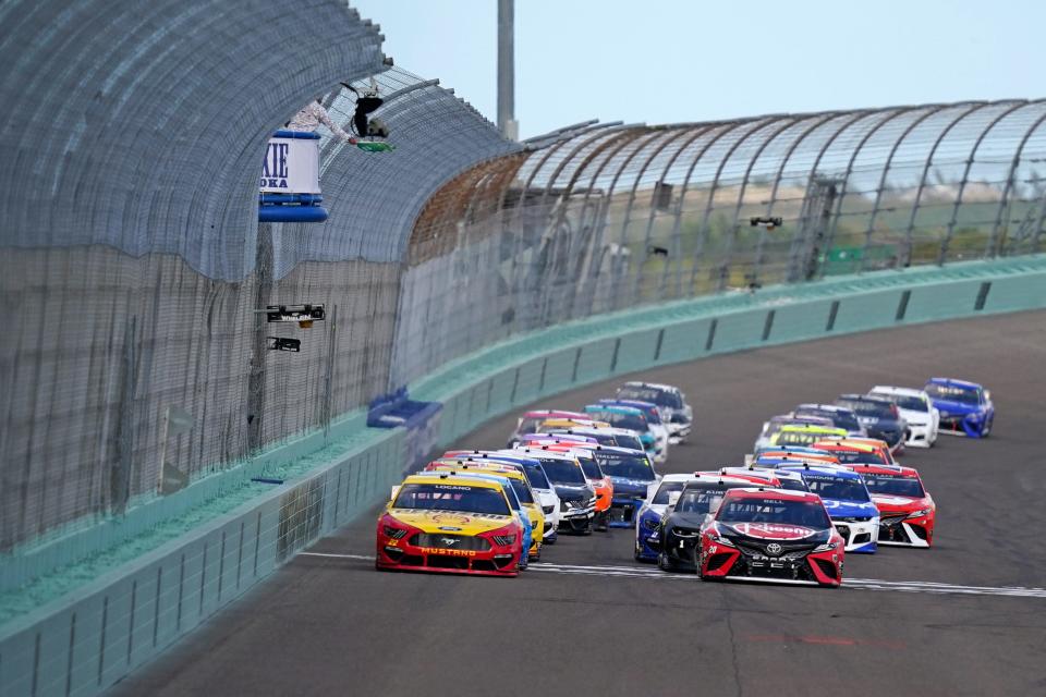 Joey Logano, al frente a la izquierda, y Christopher Bell, al frente a la derecha, lideran el campo a verde para comenzar el Dixie Vodka 400 Homestead-Miami Speedway del año pasado el 28 de febrero de 2021.