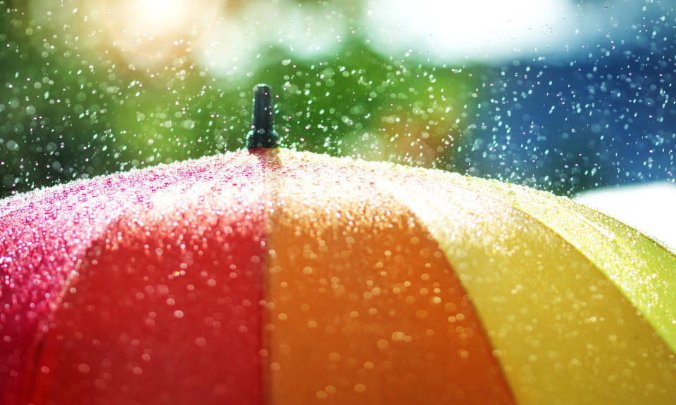 Ein bunter Schirm bei Regenwetter. (Bild: Getty Images)