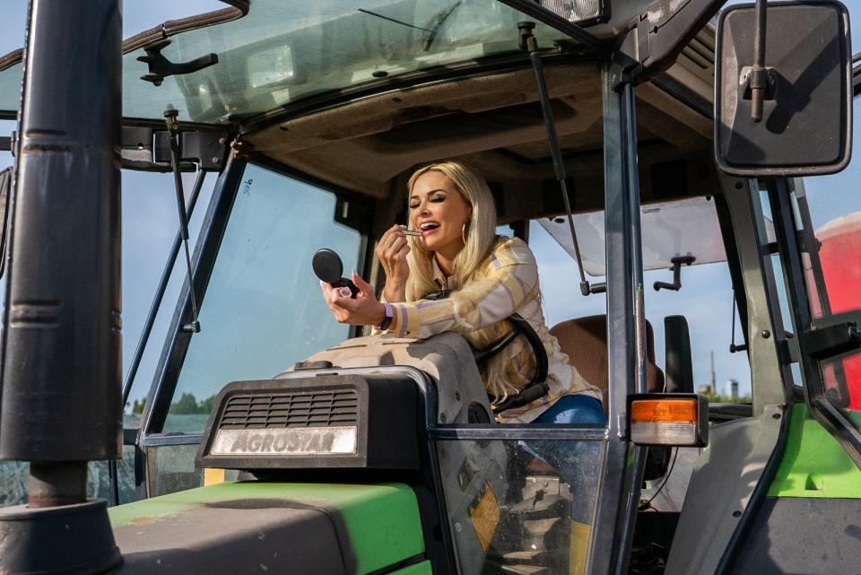 Frau am Steuer: Daniela Katzenberger lenkt einen Traktor. (Bild: Picture Puzzle Medien)