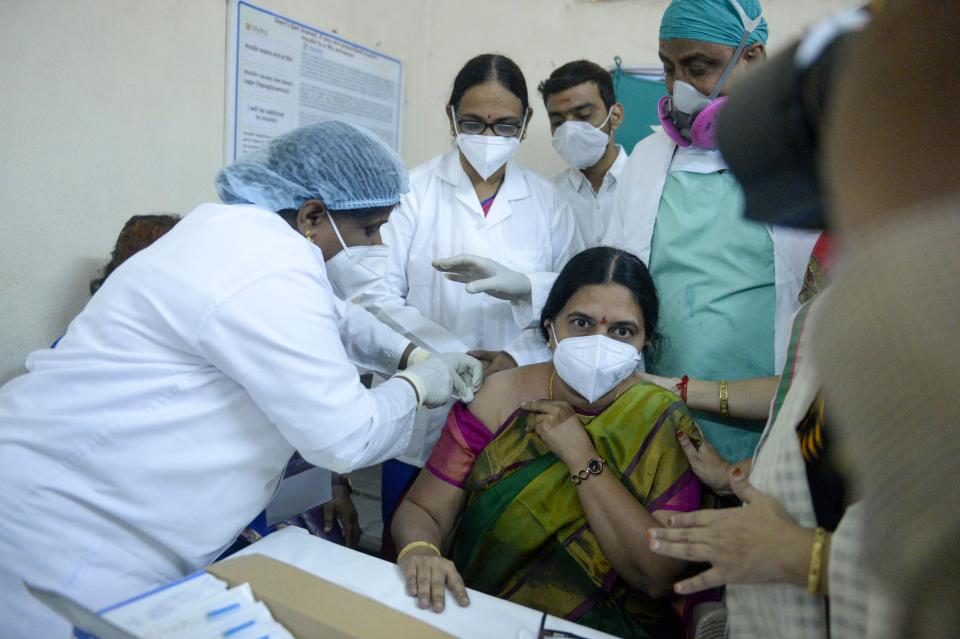 A medical worker inoculates a doctor with a Covid-19 coronavirus vaccine at the King Koti hospital in Hyderabad on January 16, 2021. (Photo by Noah SEELAM / AFP) (Photo by NOAH SEELAM/AFP via Getty Images)