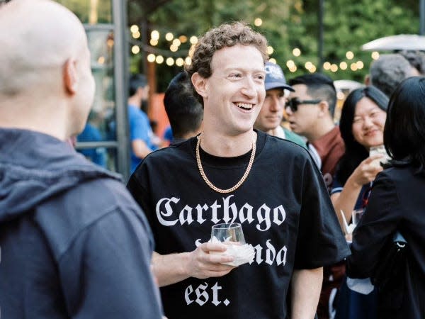 Mark Zuckerberg and Bill Gates squeezed into a mini-version of the Meta  CEO's Harvard dorm for his 40th 𝐛𝐢𝐫𝐭𝐡day bash