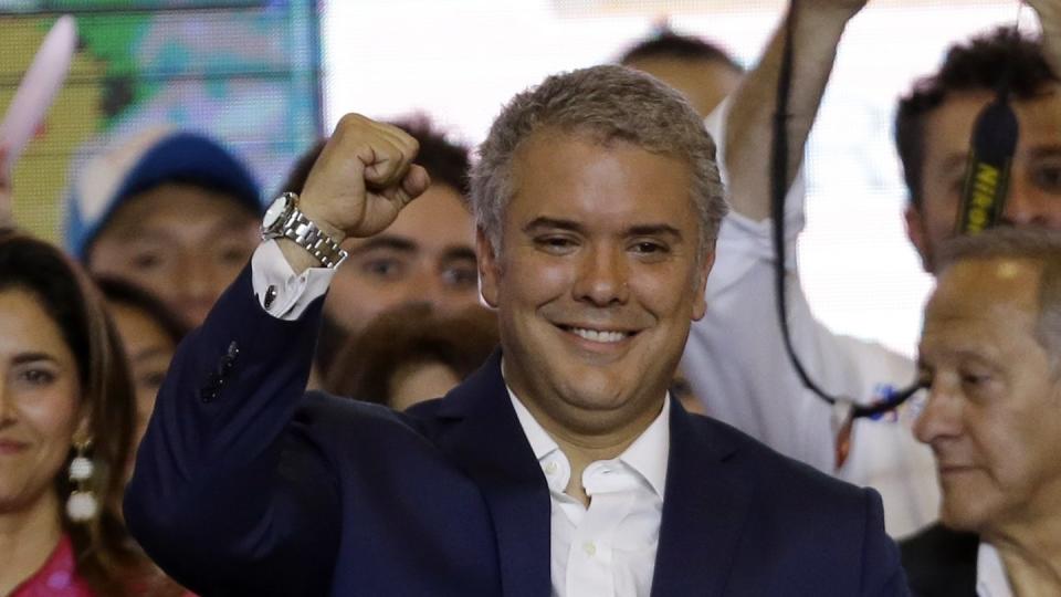 Ivan Duque, konservativer Kandidat, jubelt über seinen Sieg bei der Präsidentenwahl in Kolumbien. Foto: Fernando Vergara, AP