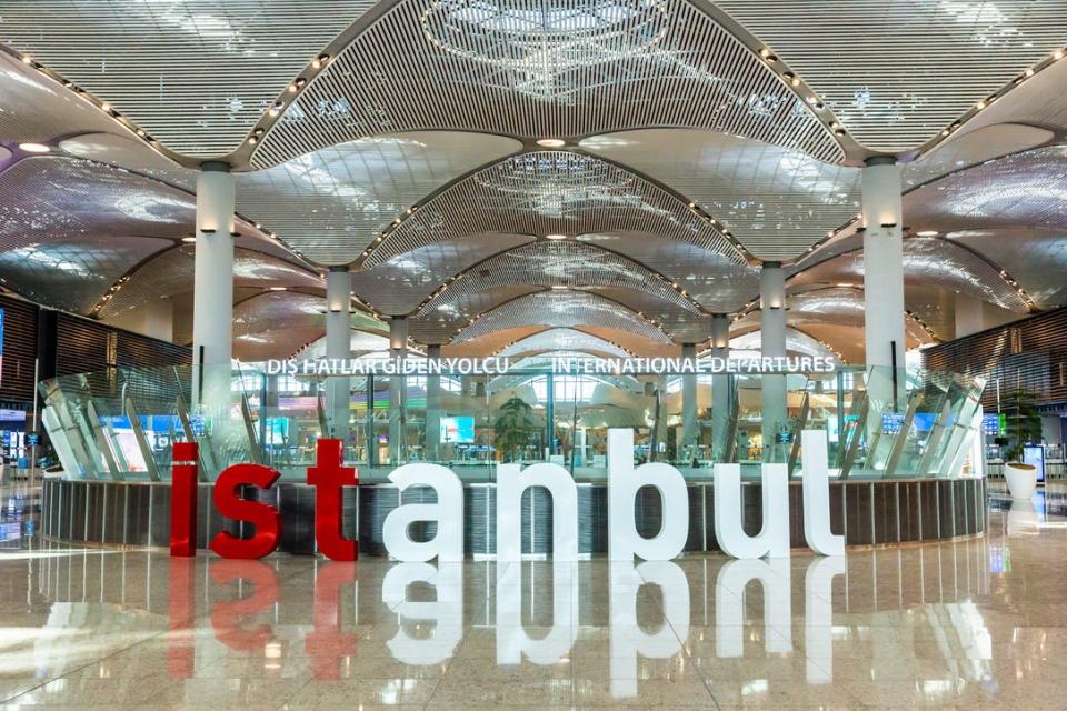 Der Flughafen Istanbul steht auf Platz sieben der verkehrsreichsten Flughäfen der Welt im Jahr 2023. - Copyright: gokcentunc/Shutterstock.com