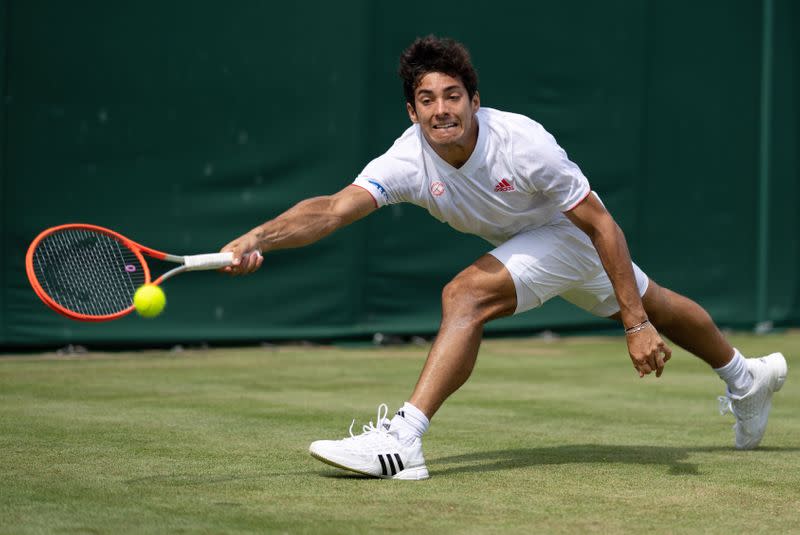 El chileno Christian Garín durante su partido de tercera ronda en Wimbledon ante el español Pedro Martínez, en el All England Lawn Tennis and Croquet Club, Londres, Inglaterra