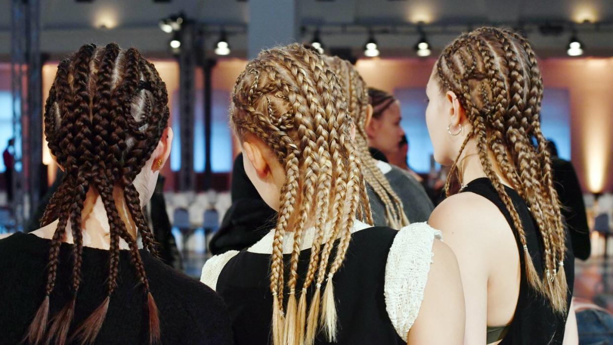 Junge Frauen mit gleichen Frisuren und verschiedenen Haarfarben während der Berlin Fashion Week (Symbolbild). Foto: Jens Kalaene