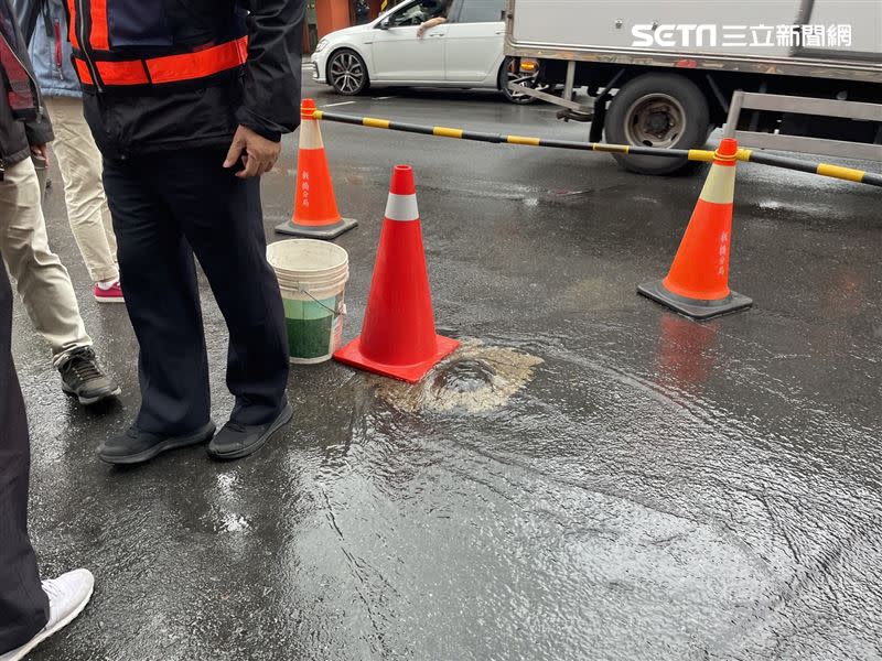 大量自來水流出。（圖／翻攝畫面）