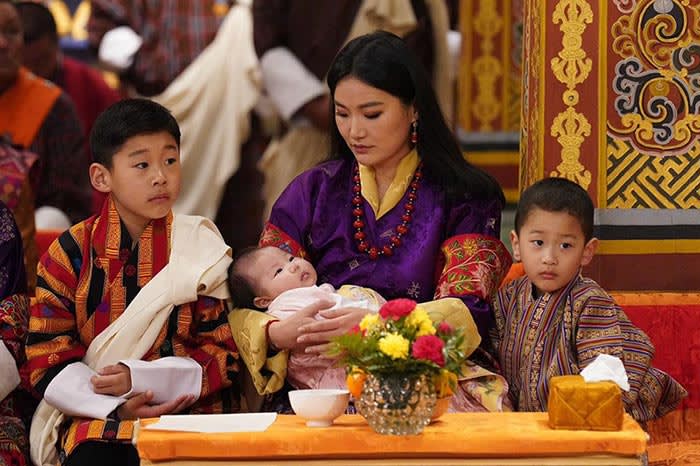 La reina de Bután con sus tres hijos