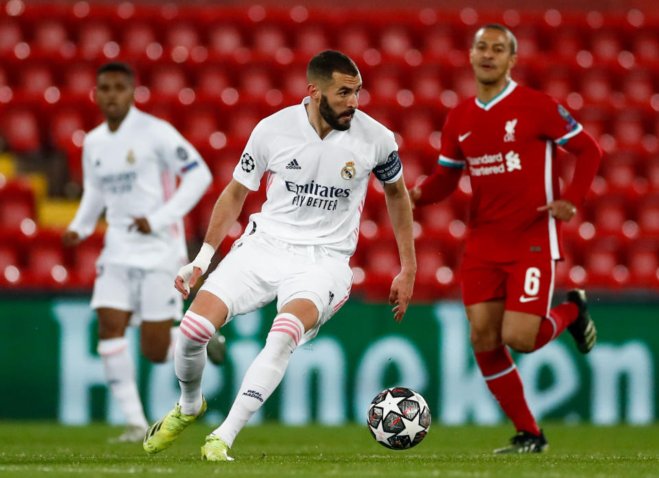 Karim Benzema contorla el balón delante de un jugador del Liverpool