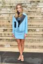 <p>Bloggerin und Modedesignerin Chiara Ferragni zeigte sich ebenfalls am Rande der Versace-Show. Die Italienerin trug ein hellblaues Retro-Ensemble mit Rollkragen-Pullover und Riemchensandalen. (Bild: Getty Images)</p>