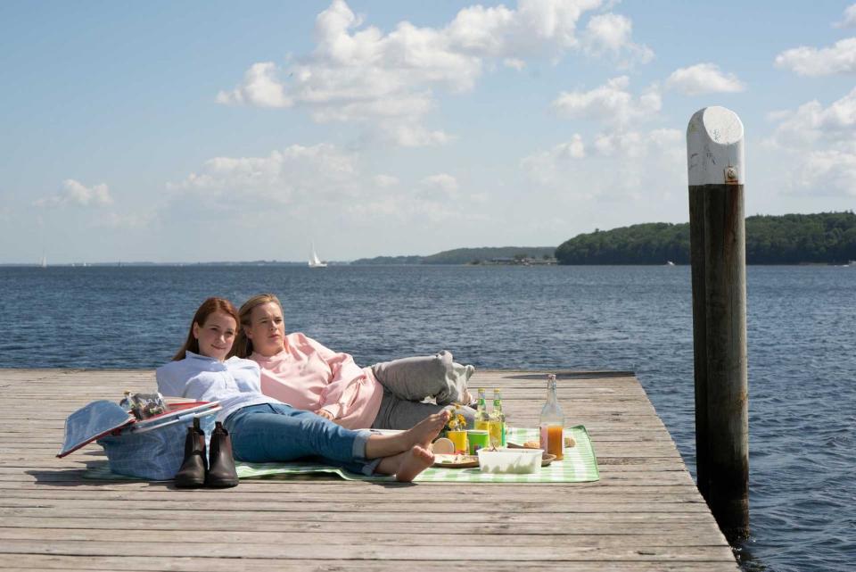Lena Dörrie (links) und Caroline Hanke besprachen oft bis in die Nacht hinein ihre Rollen als ungleiche Schwestern. Einen Sonnentag an der Ostsee schätzten sie jedoch mindestens genauso. (Bild: ZDF Georges Pauly)