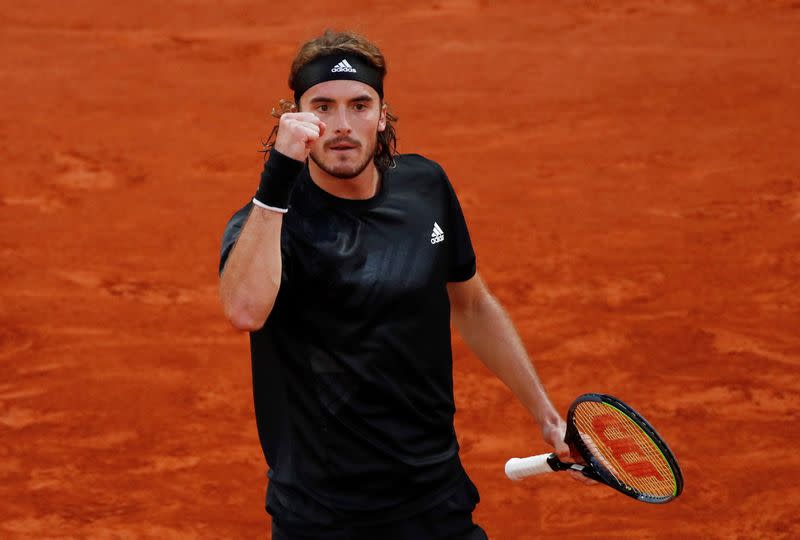 El griego Stefanos Tsitsipas celebra tras ganar su partido de cuartos de final contra Andrey Rublev de Rusia.