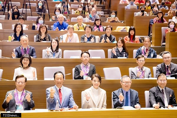 第三屆竹科預防醫學論壇今日登場高虹安市長與郭台銘董事長共同呼籲科技人從「心、靈」健康著手。